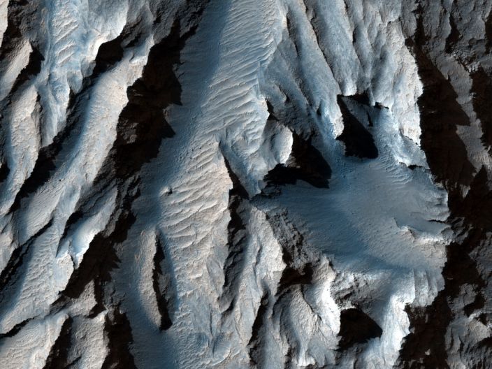 Tithonium Chasma (part of Mars & # x002019; Valles Marineris) has been cut with diagonal lines of sediment that could indicate ancient cycles of freezing and thawing, according to LiveScience.
