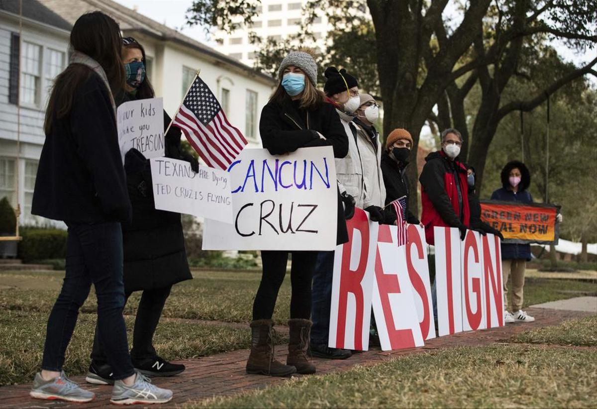 Protesters outside the Senator’s Republican house demand Cancun Cruz to resign. 