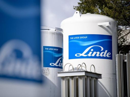 Das Logo des Industriegasekonzerns Linde ist auf Gasbehältern zu sehen. Foto: Matthias Balk/dpa/Symbolbild/dpa