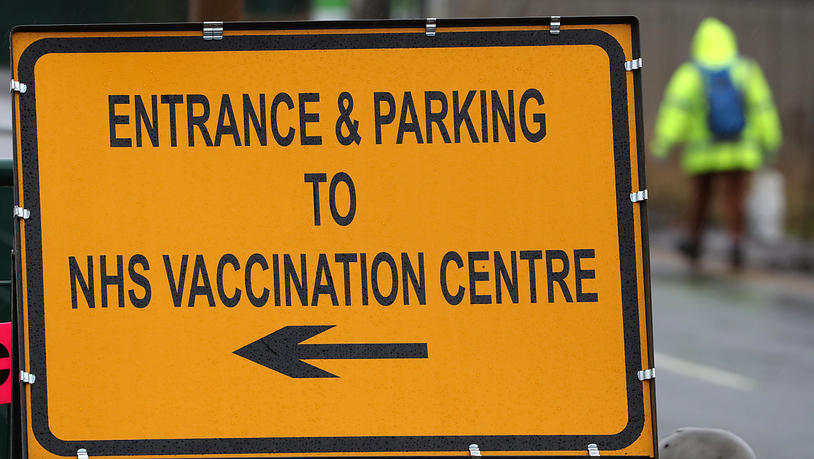 Ein Hinweisschild des Impfzentrums steht auf dem Gelände der Royal Highland Show. Die Regierung hat die eingeführten Corona-Maßnahmen für das schottische Festland bis mindestens Ende Februar verlängert. Foto: Andrew Milligan/PA Wire/dpa