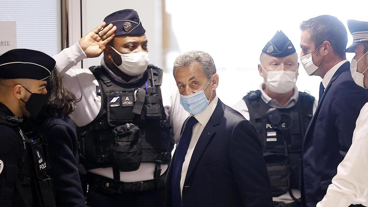 Sentencing Sarkozy - house arrest instead of return to the Elysee Palace