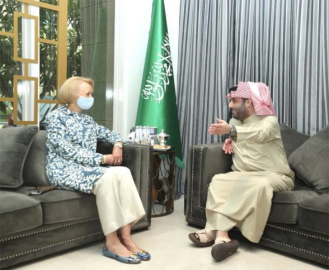 The US chargé d'affaires and head of the Saudi entertainment sector reviews cultural relations