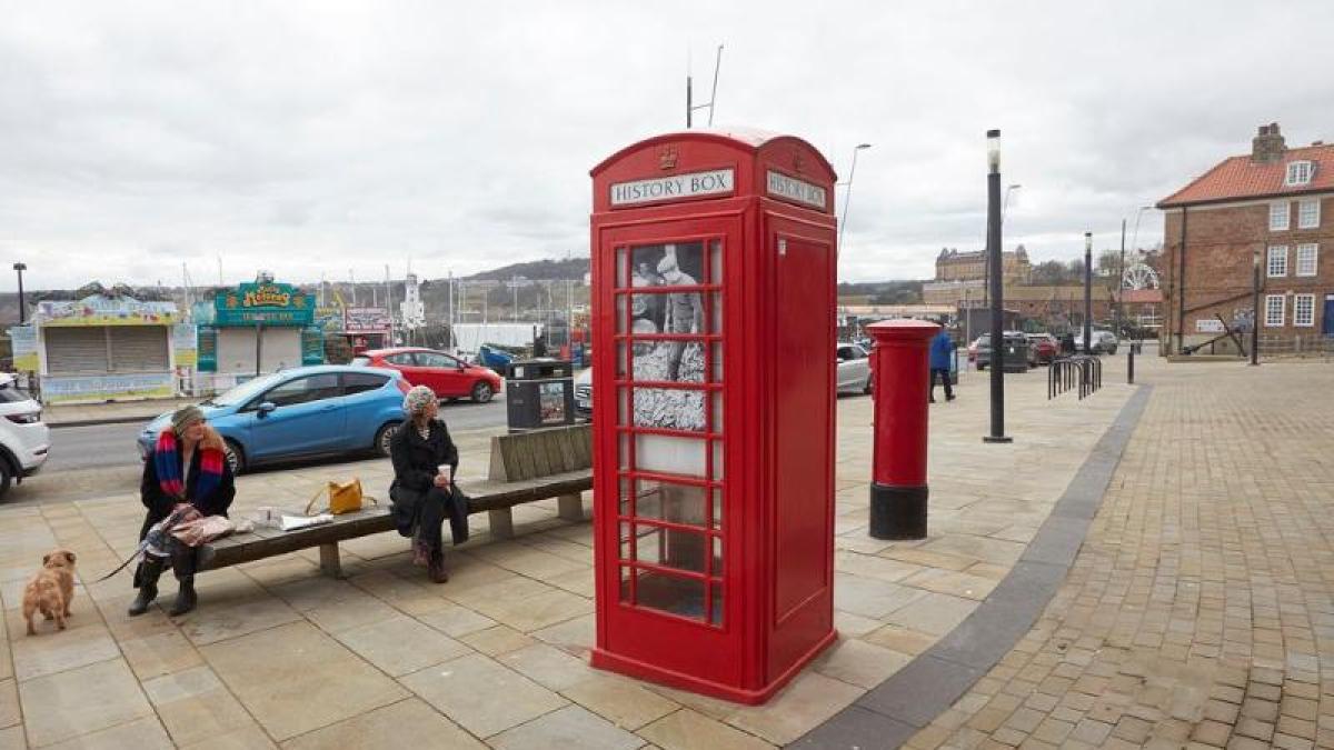 Great Britain: Recycle in English: Telephone booths are transforming into a library and espresso bar