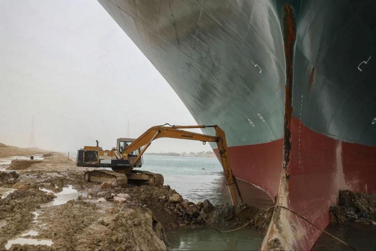 Initially, many efforts to free one of the world's largest container ships failed.  The image of the brave digger has spread throughout the world: compared to the 400-meter-long and 59-meter-wide ship, the excavator looks more like an ant, but it was tirelessly swept away.