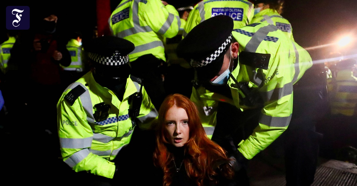 Arrests during an unauthorized protest of murdered women in London