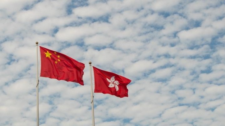 De Flaggen Chinas und der Sonderverwaltungszone Hongkong wehen vor einem blauen Himmel mit vielen kleinen Wolken. (dpa /Imaginechina)