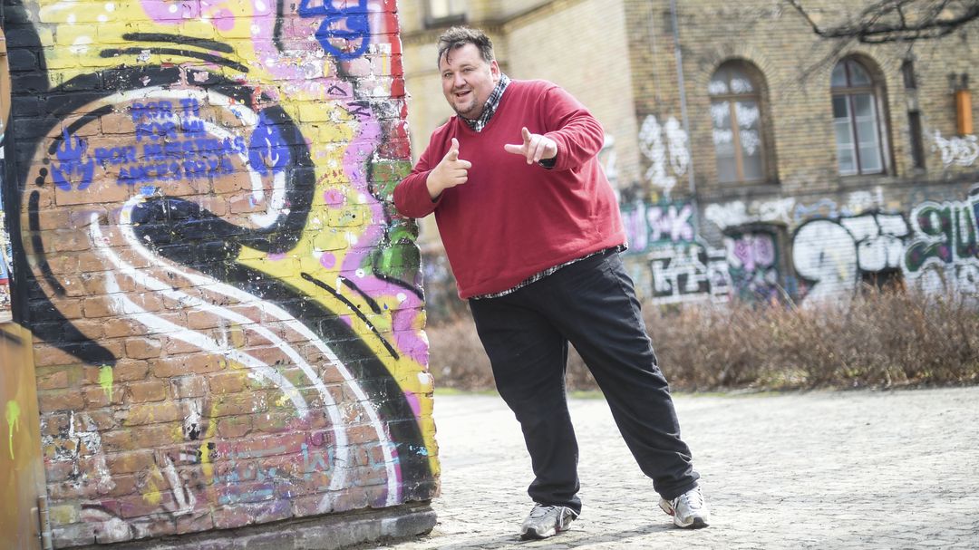 The Canadian comedian targets German problem-solving strategies