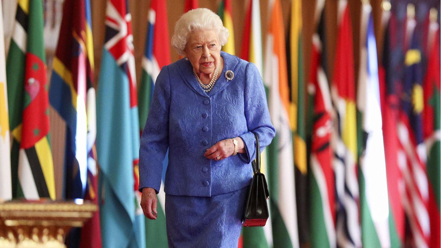 Video: Queen Elizabeth won't have to go to dates alone