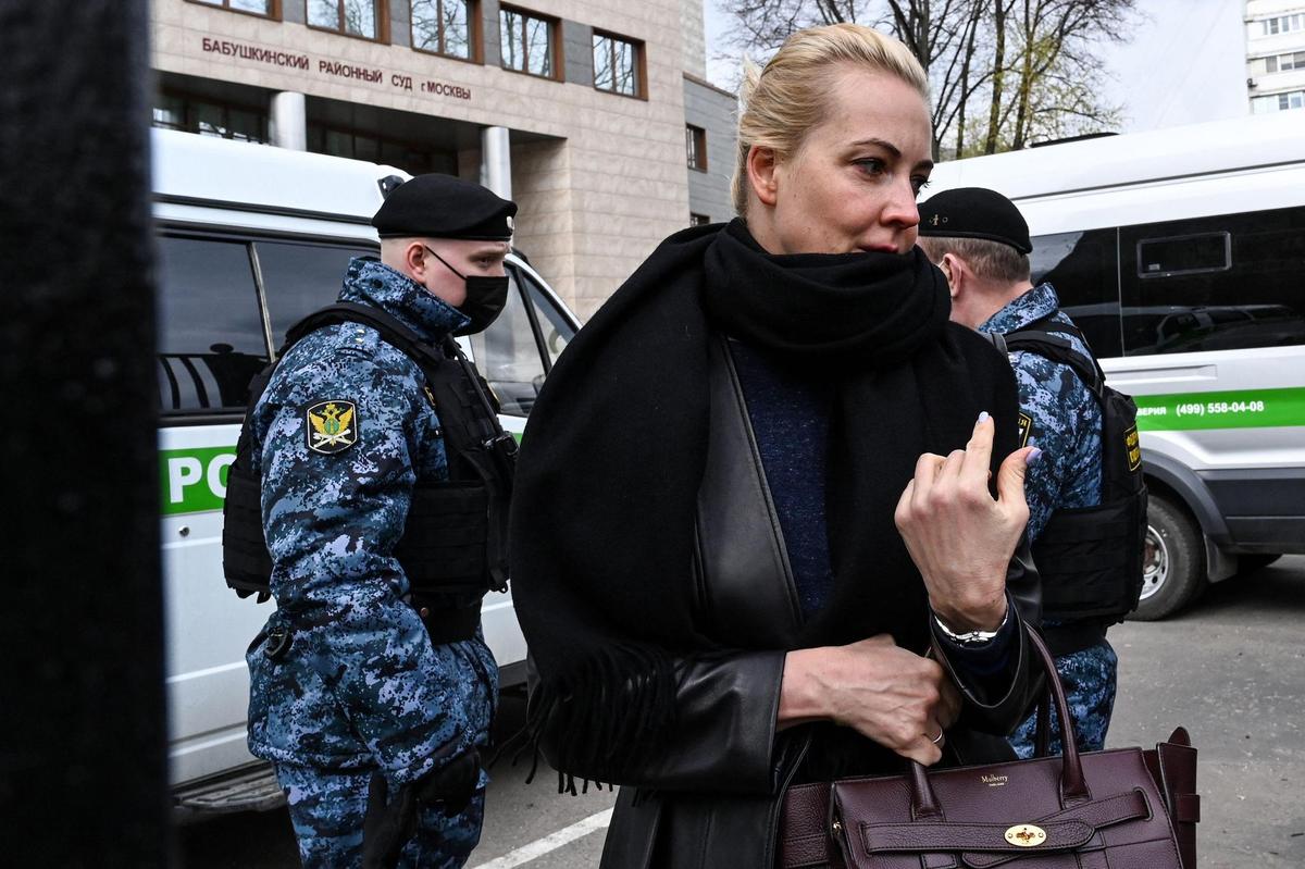 Julia Navalnaya leaves the Moscow court after the trial.  (April 29, 2021)