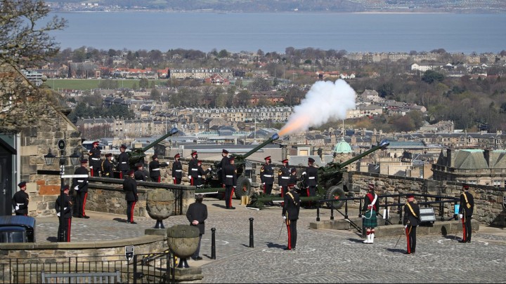 Das 105. Artillerie-Regiment feuert auf Schloss Edinburgh Kanonensalven zu Ehren des verstorbenen Prinz Philipp. (AFP/ANDREW MILLIGAN)