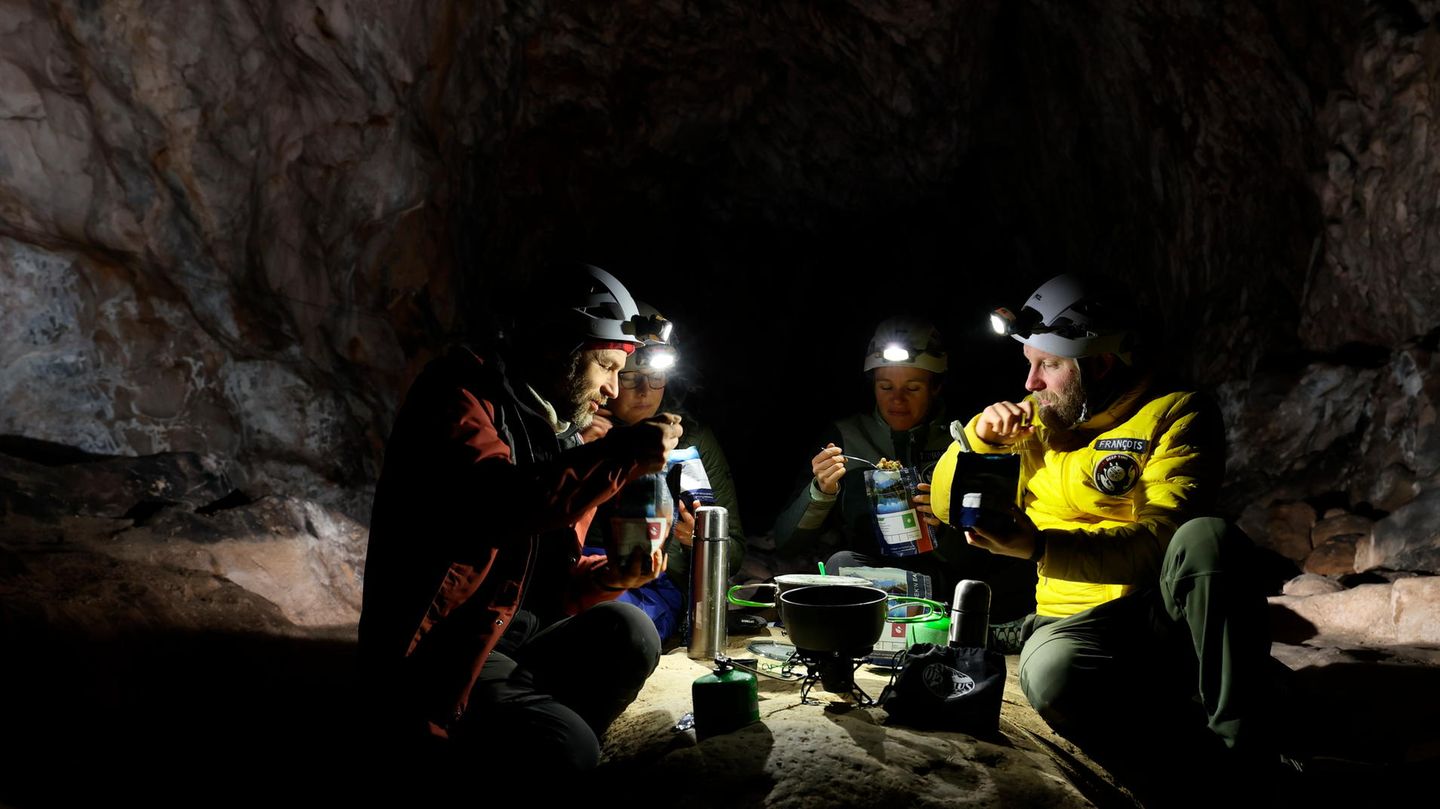 Science: Experience the deepest time - 40 days in a cave without sunlight