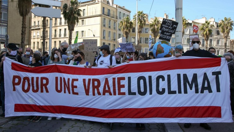 Demonstranten fordern in Marseille von der Regierung mehr Engagement für die Klimapolitik (imago / ZUMA / Denis Thaust)