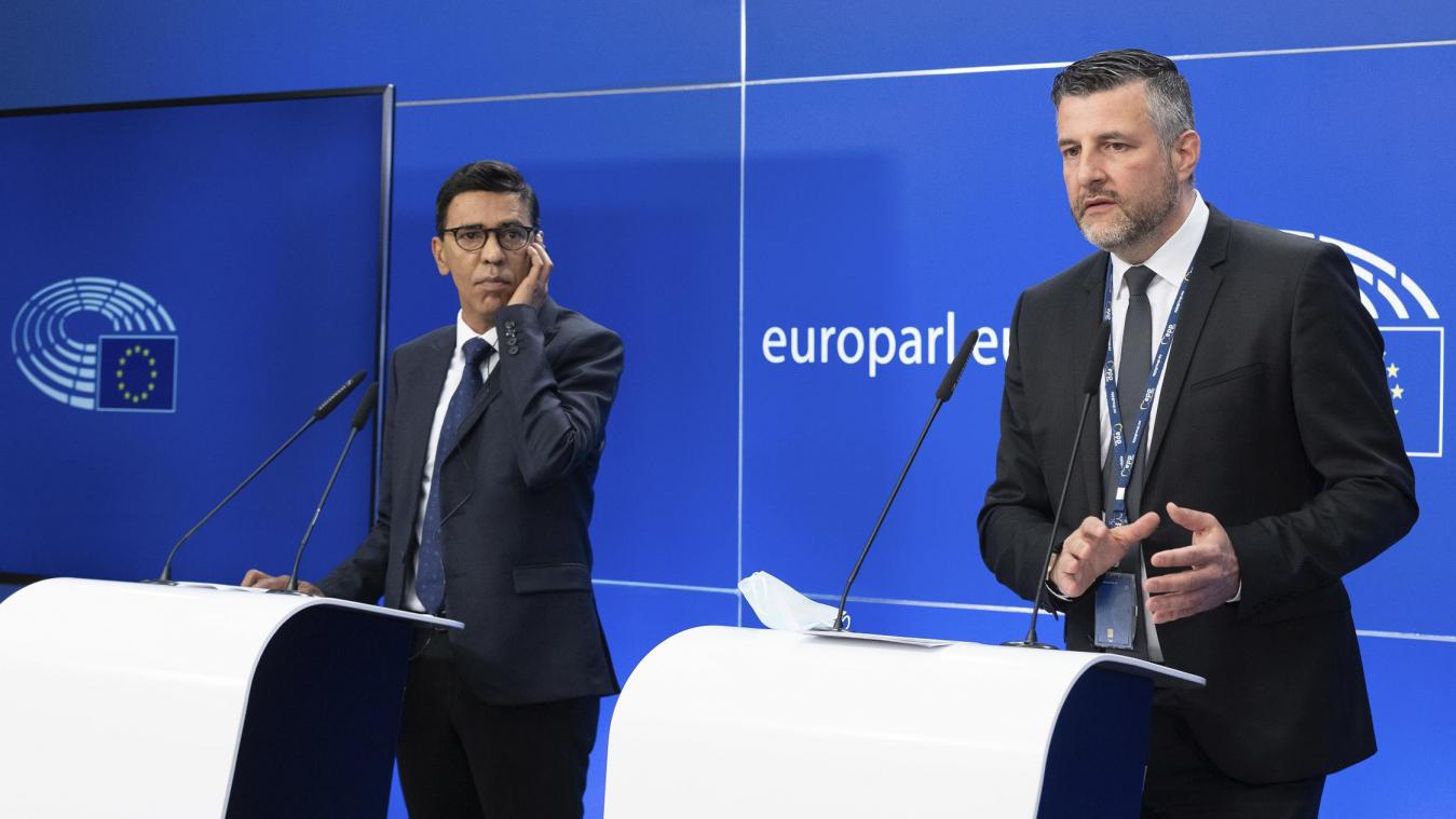 <p>Der ostbelgische EU-Abgeordnete Pascal Arimont (rechts) bei der Pressekonferenz am Mittwoch mit dem Vorsitzenden des Ausschusses für Regionalpolitik, Younous Omarjee</p>