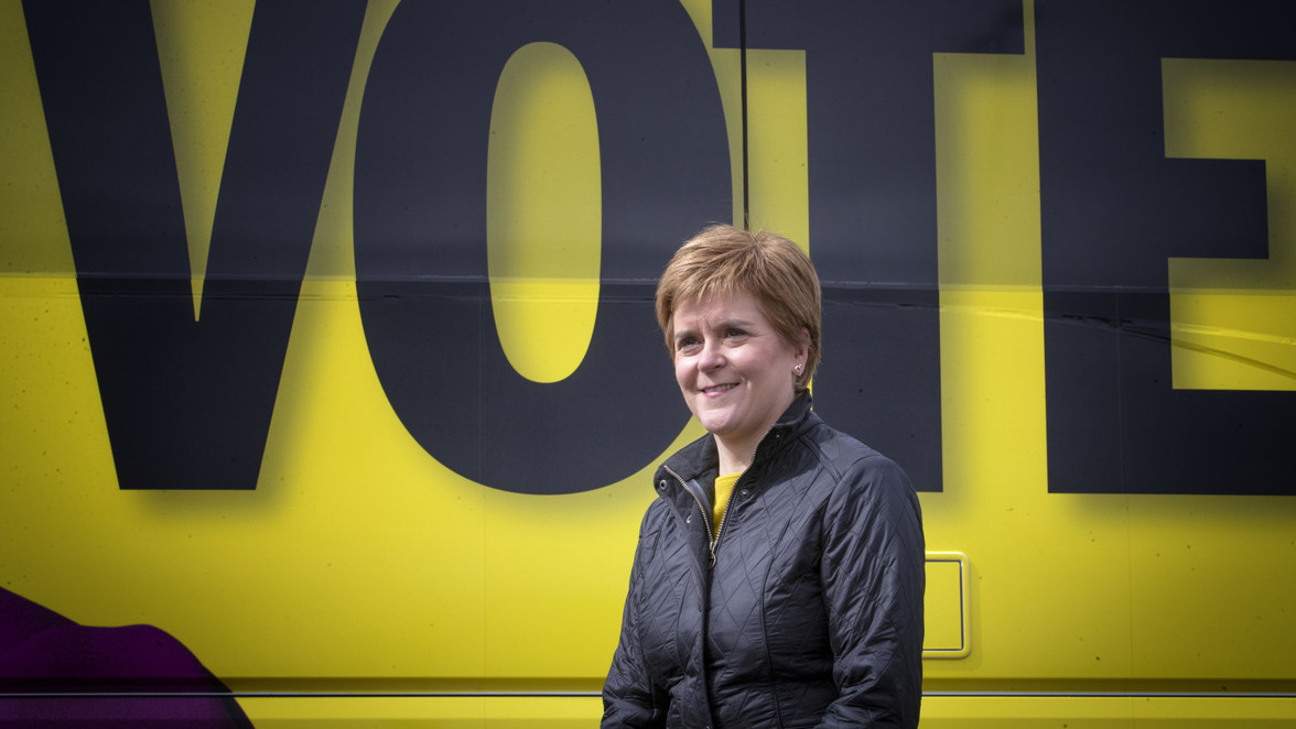 Nicola Sturgeon, Erste Ministerin von Schottland und Vorsitzende der Schottischen Nationalpartei (SNP) steht neben dem Wahlkampfbus der Partei in Drumgelloch bei Airdrie während des Wahlkampfes für die schottischen Parlamentswahlen. Die SNP hofft bei der Wahl zum Regionalparlament in Schottland am Donnerstag auf eine absolute Mehrheit.