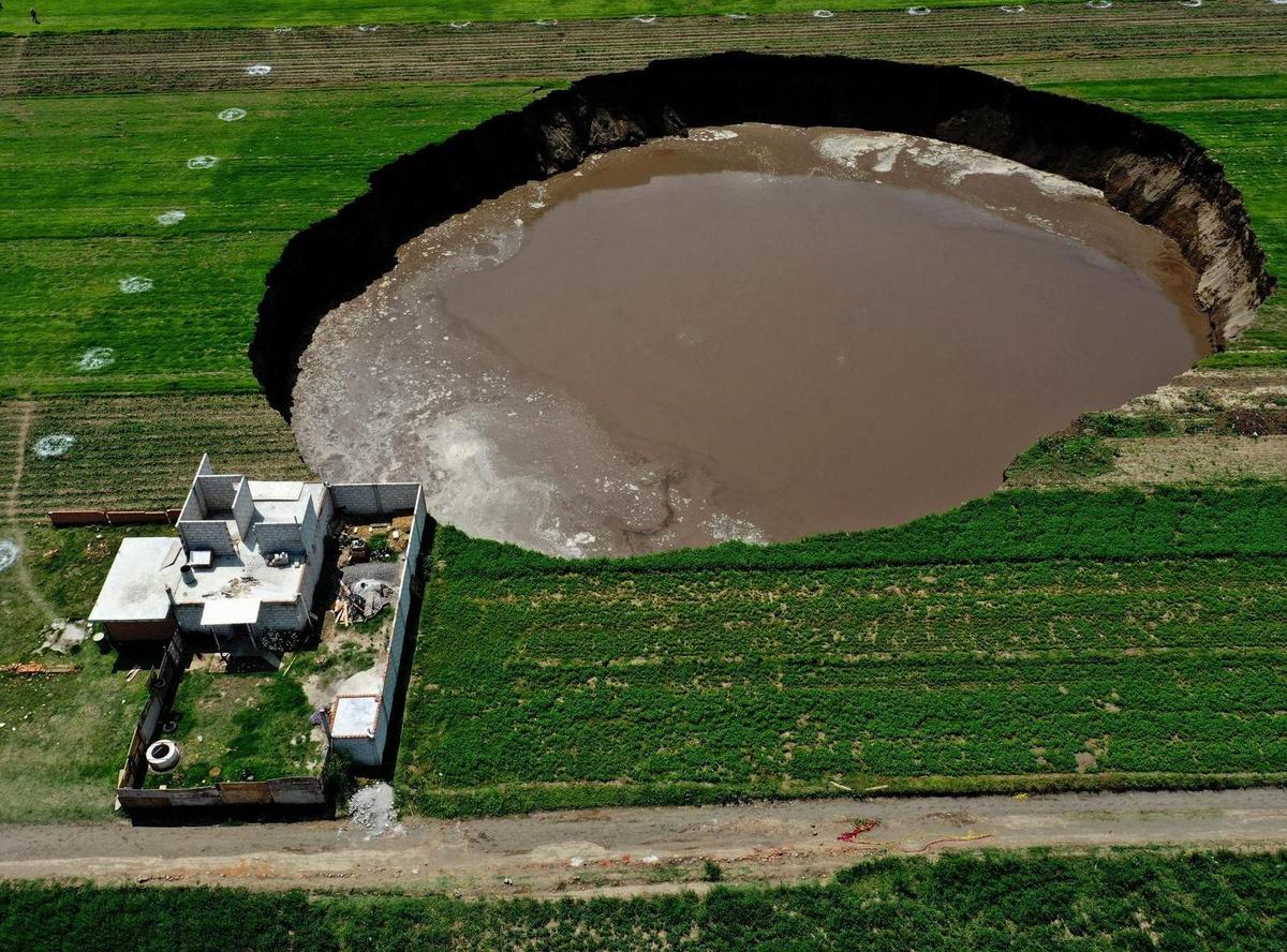 A huge hole in the ground in Mexico - this mysterious hole grows daily