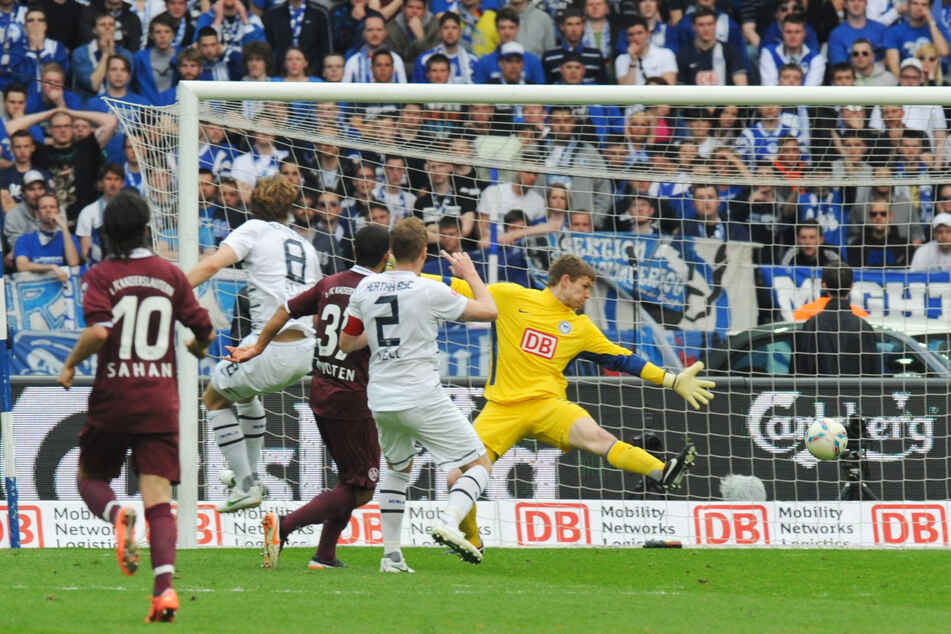 His only goal in the Bundesliga: Andrew Wootten (31, central) beat Hertha goalkeeper Thomas Kraft (32, right) on 21 April 2012 and scored 2-0 to 1. FC Kaiserslautern.