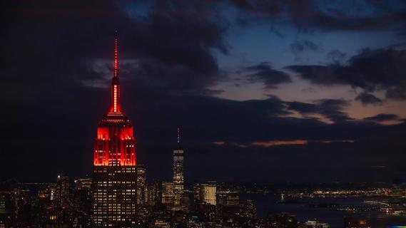 In honor of Bayern Munich: The Empire State Building is lit up in red - sports