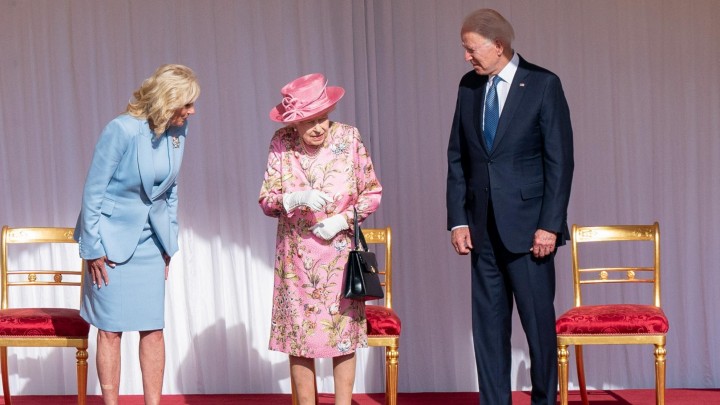 Elisabeth II. (M.) mit Joe Biden und seiner Ehefrau Jill (AFP / Arthur Edwards)