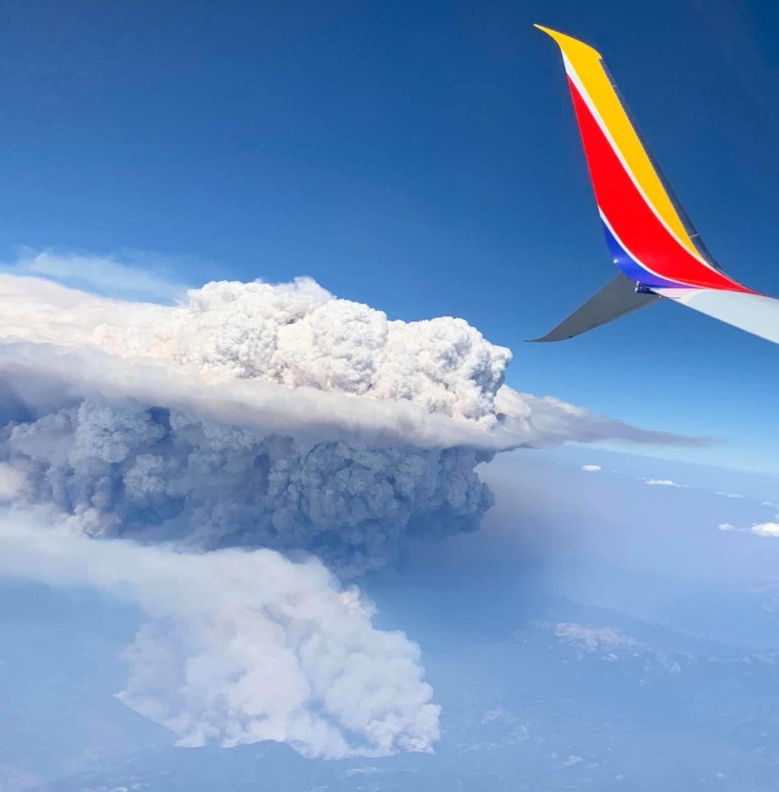 Picture of a pyrocumulonimbus cloud over California wildfires in 2020. 