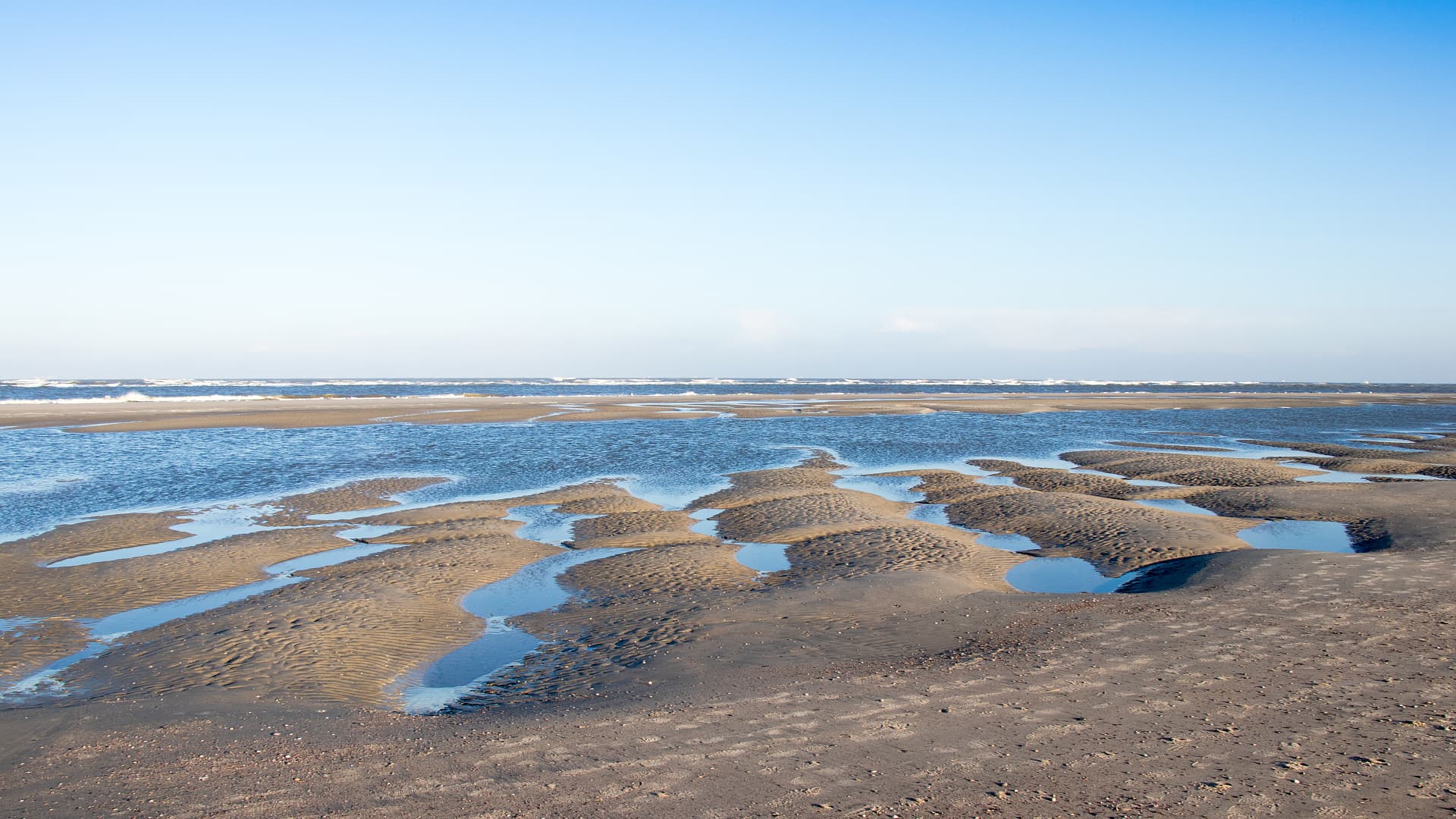 What wave fronts in the Wadden Sea do they have in common with solitons