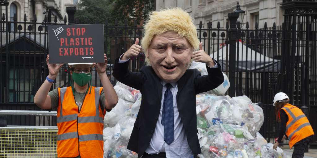 Greenpeace dumps plastic in London