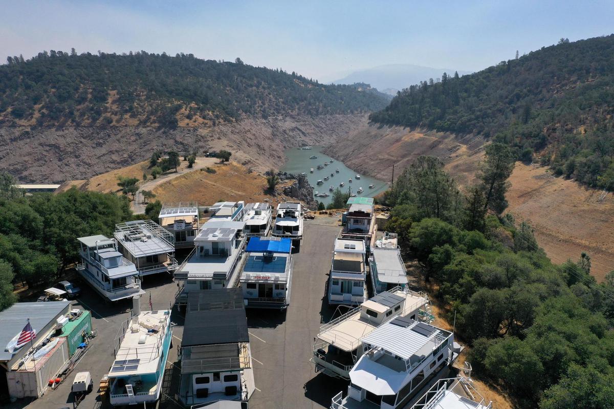 Extreme heat wave in California in July 2021: boats on the shores of Lake Oroville, whose water level has fallen by 70%. 