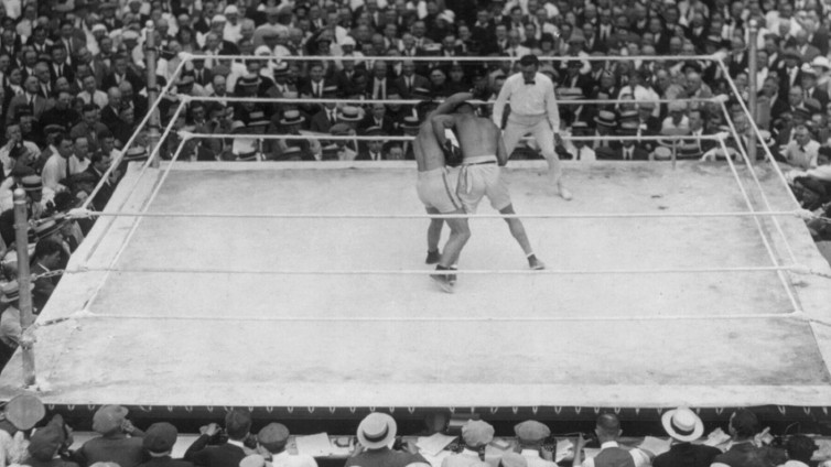 Jack Dempsey and Georges Carpentier boxing for the World Heavyweight title, July 2, 1921. Over 80,000 fans brought in boxing s first million dollar gate. Dempsey knocked Carpentier out in the fourth round. BSLOC20151765 For usage credit please use PUBLICATIONxINxGERxSUIxAUTxONLY Copyright: xCourtesyxEverettxCollectionx HISL041 EC295 (IMAGO / Everett Collection)