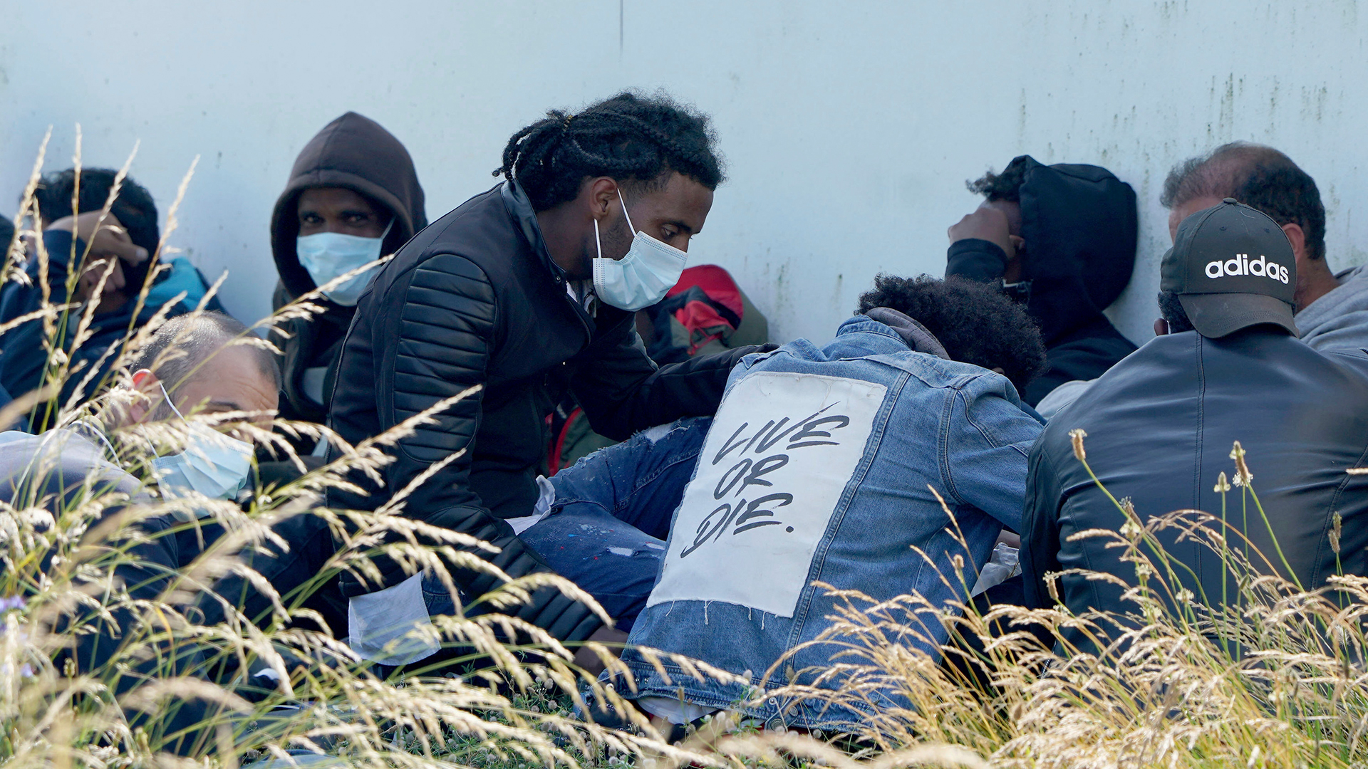 Escape through the English Channel: 430 migrants in one day