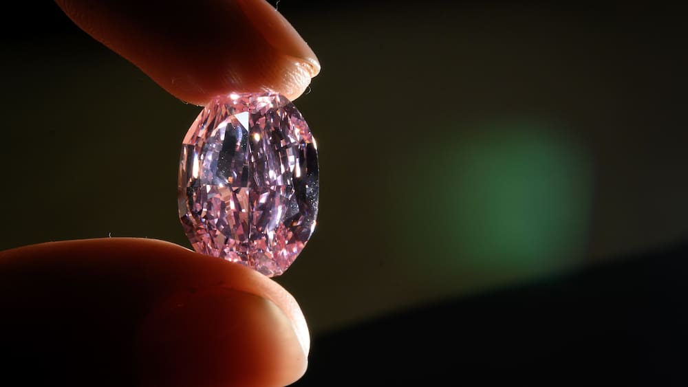 Five years in prison in England: a woman exchanges diamonds for pebbles