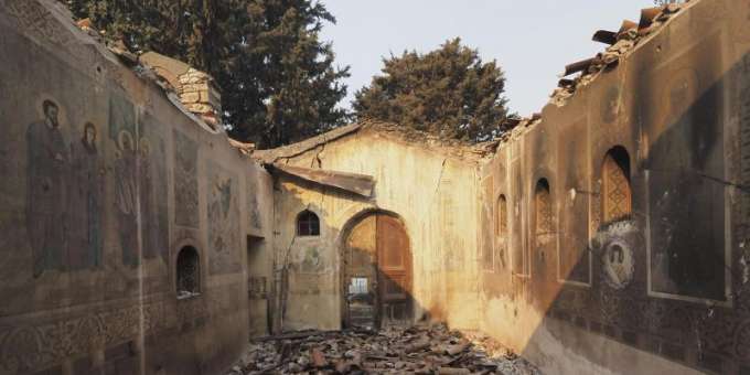 The fire left only the foundation walls of this church on the island of Evia.  Photo: Thodoris Nikolaou / AP / dpa