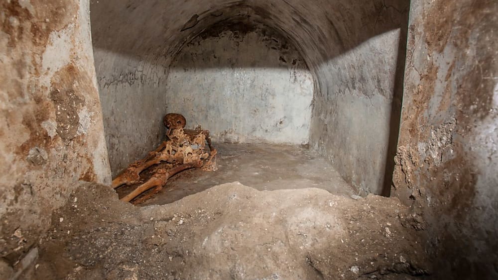Amazing tomb found in Pompeii - View