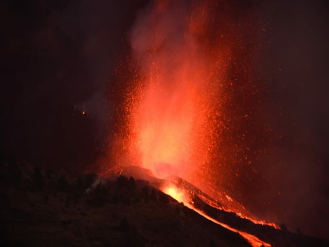 After the eruption of the volcano on the Canary island of La Palma, more than 2,000 people were taken to safety.
