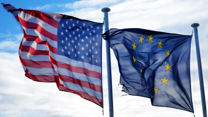 Die Fahnen der Vereinigten Staaten und der Europäischen Union wehen nebeneinander (picture alliance/dpa/Jens Kalaene)