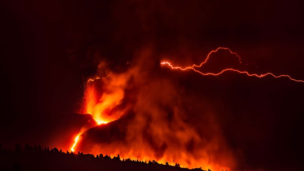 La Palma: Hundreds evacuated due to lava