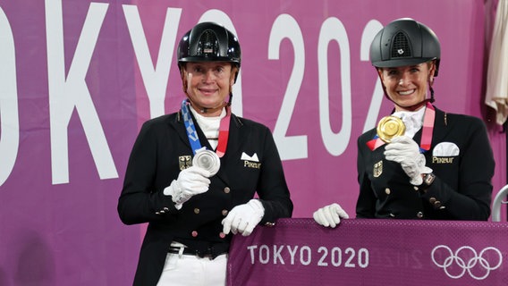 German dressage knights Isabelle Wirth (left) with her silver medal and Jessica von Prideaux Werndel with her gold medal.  © picture alliance / dpa Photo: Friso Gentsch