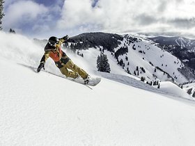 Snowboarders in Vail: North American ski resorts are a winter sports enthusiast's little dream.  Photo: Daniel Milchev / Vail Resorts / dpa-tmn / Handout