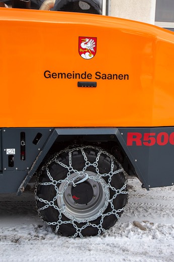 Snow chains for better grip: The machines have to challenge the big blocks of snow.