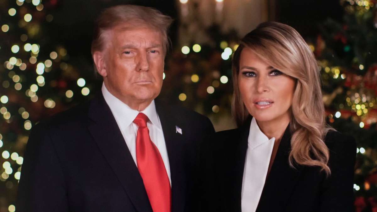 Donald Trump praises Melania's ornament and keeps Christmas in his hand