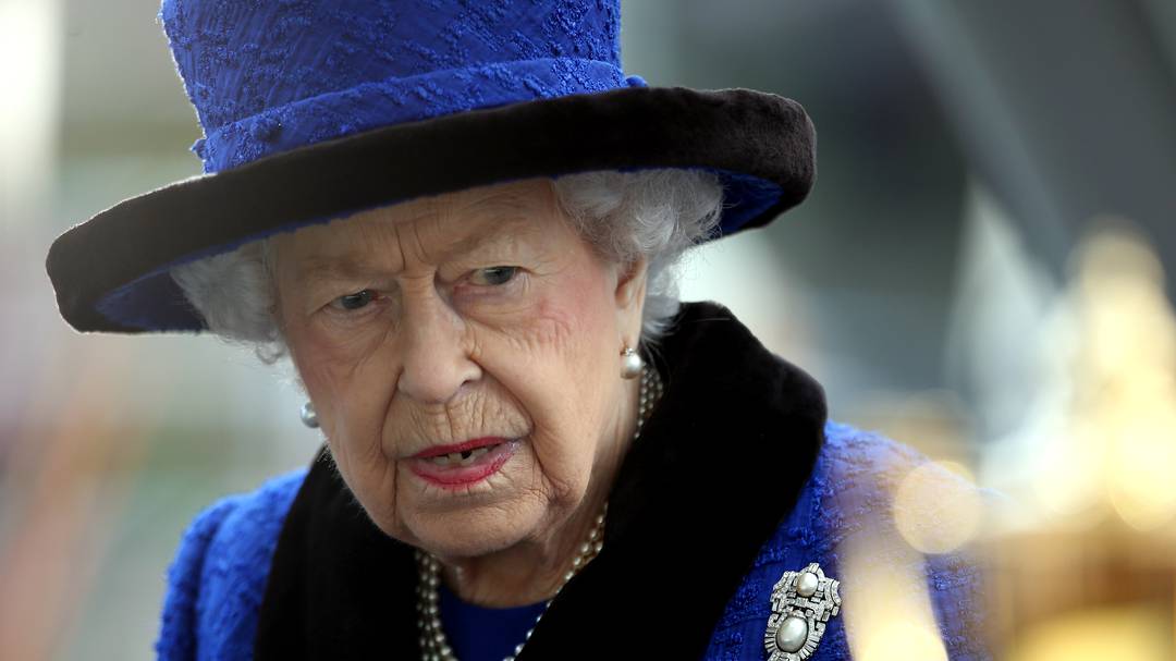 Queen Elizabeth II cancels Christmas lunch