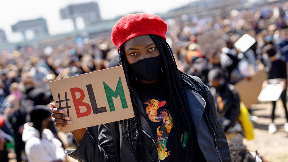 A participant in the Black Lives Matter demonstration in Cologne in June 2020