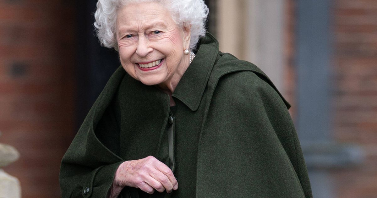 Queen Elizabeth II: She acted so boldly when she was supposed to take off her crown for a photo