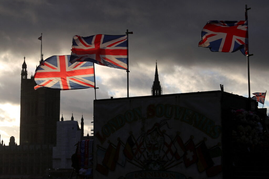 Union Jack flags fly in the wind in front of the Parliament at Westminster bridge, in London, Britain, January 29, 2022. REUTERS/May James (KEYSTONE/REUTERS/MAY JAMES)