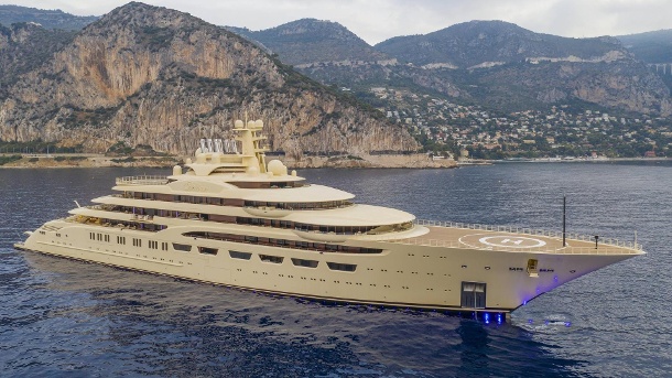 Aerial view of the yacht "dalbar" On the Mediterranean coast of southern France: the 156-meter yacht was delivered in 2016 by the German shipyard Lürssen Yachts.  (Source: Imago Images / Peter Seiferth)