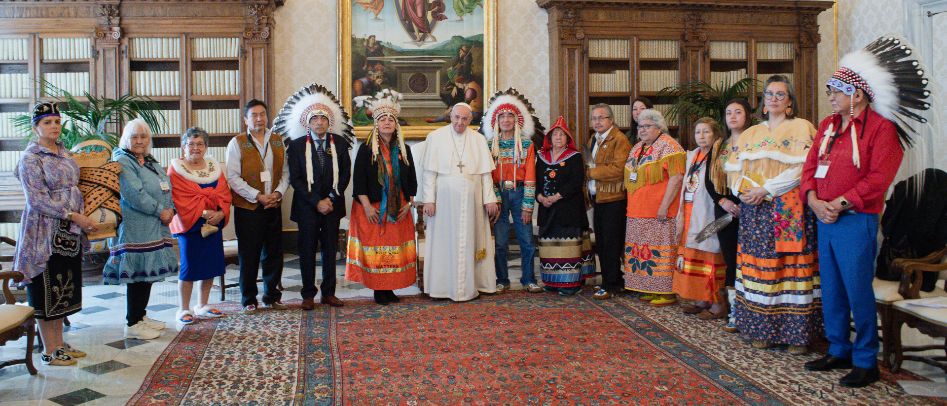 Papst Franziskus mit Mitgliedern der "First Nations" (Kanada) am 31. März 2022 im Vatikan.
