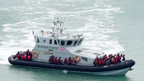 About 350 immigrants cross the English Channel into Great Britain - Politics