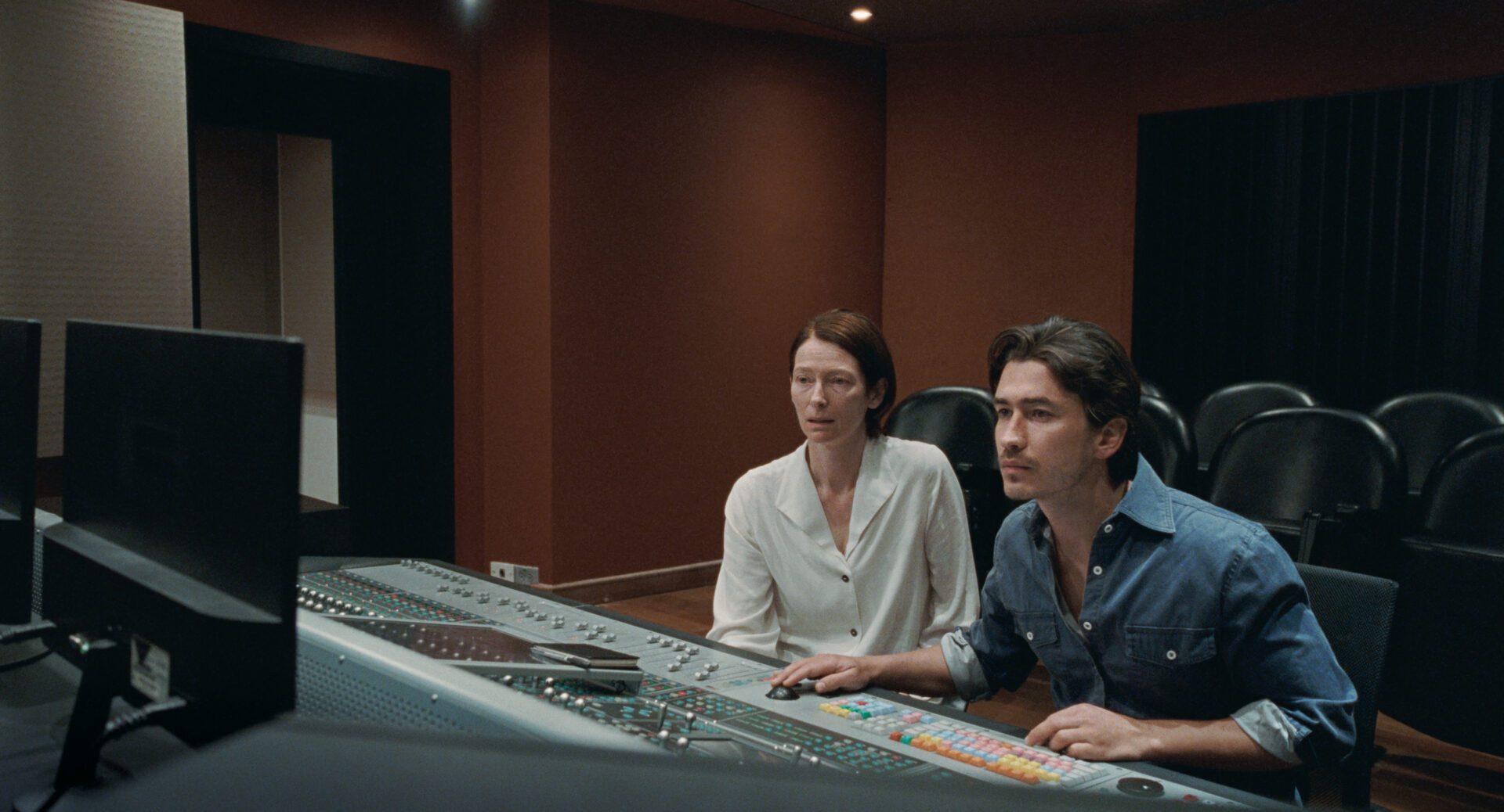 Jessica (Tilda Swinton) works with an audio engineer to find the source of the annoying noise