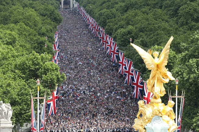 Tens of thousands of people celebrated Queen Elizabeth II's 70th birthday to the throne in London.
