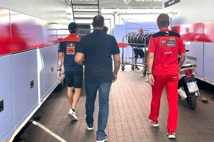 Exklusiv: Nach dem Quali in Montmeló spazierten Miguel und Paulo Oliveira mit Paolo Ciabatti (rechts) in Office von Gresini Racing