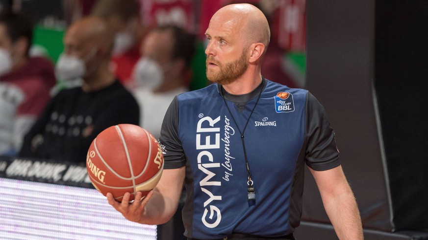 Basketball League excludes referee Barth because he wears a beard