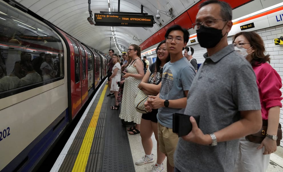 Sweating on the London Underground.  Above ground, there were sometimes complete failures in rail traffic.  Transportation Secretary Grant Shapps said: 